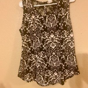 Cream & Blk Sleeveless blouse. Back has lace.
